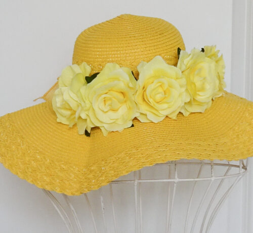 Gelber Sommer Sonnenhut mit gelben Blumen und Schleife