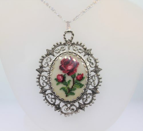 Modekette Medaillon mit gesticktem Rosenbild